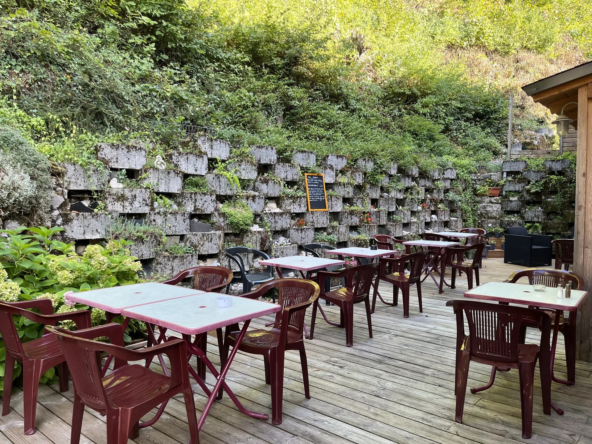 La terrasse ombragée de la Taverna dell'Orso